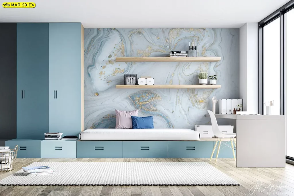 วอลเปเปอร์ลายหินอ่อน ติดผนังโทนฟ้าเทาทอง สร้างมิติให้ผนังห้องทำงานหรือห้องนั่งเล่น เหมาะกับงานตกแต่งหรูและวอลเปเปอร์หินอ่อนราคา