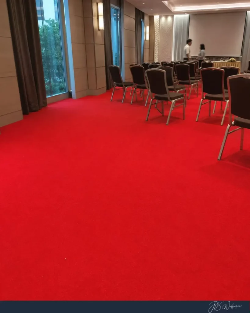 พรมอัดเรียบสีแดงปูพื้นในห้องจัดเลี้ยง ตัวอย่างการใช้งานสำหรับงานประชุม งานสัมมนา และกิจกรรมภายในอาคาร