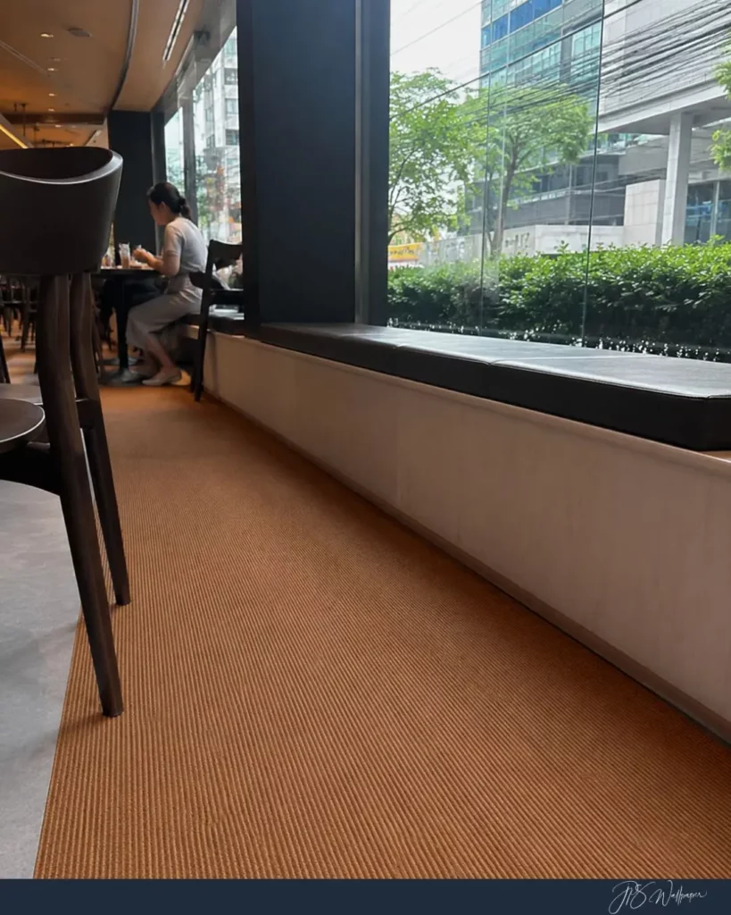 มุมนั่งพักในสำนักงานริมหน้าต่าง พร้อมวิวภายนอก