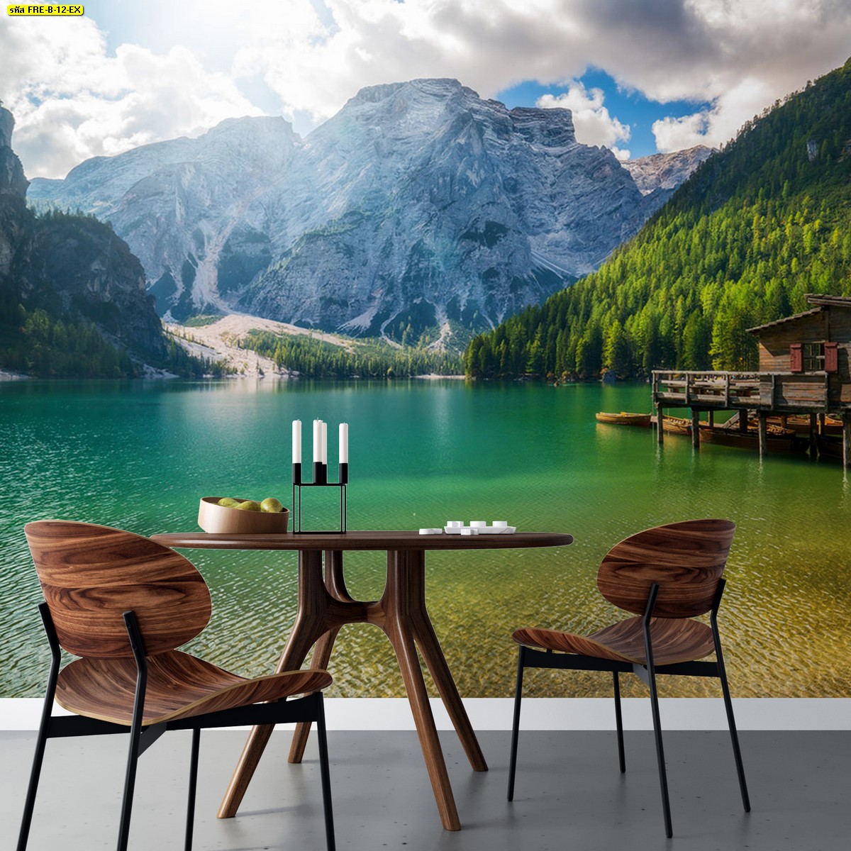 โต๊ะลายไม้สีเข้มในห้องรับประทานอาหาร ประดับวอลเปเปอร์สั่งพิมพ์ลายธรรมชาติทะเลสาบและภูเขาในวันที่เมฆเยอะ