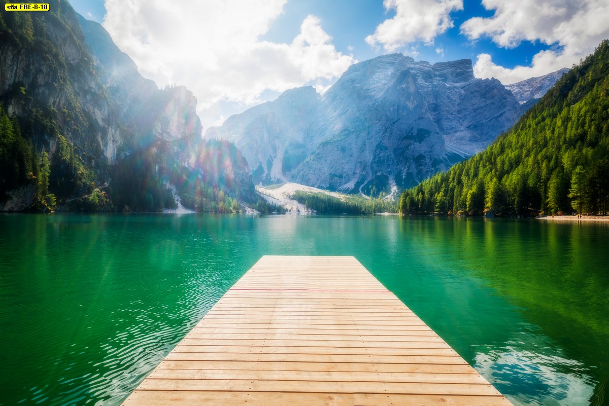 ภาพสั่งพิมพ์ติดผนังลายทะเลสาบ Braies ในเทือกเขา Dolomites Seekofel 