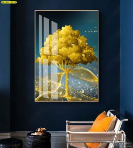 ตกแต่งห้องนั่งเล่นด้วยภาพพิมพ์ใส่รอบลายต้นไม้สีทอง