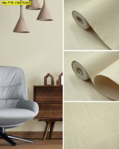 วอลเปเปอร์สีครีมลายเส้นแนวตั้ง เพิ่มมิติผนังให้ห้องนั่งเล่นดูโปร่งสบาย